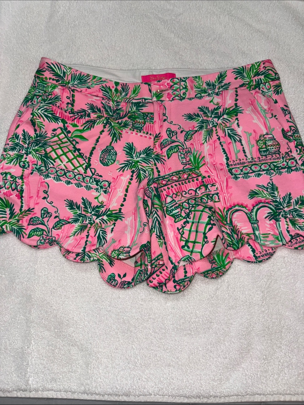 Bright Pink Scallop Hem Tropical Print Women’s Shorts Lily Pulitzer Buttercup